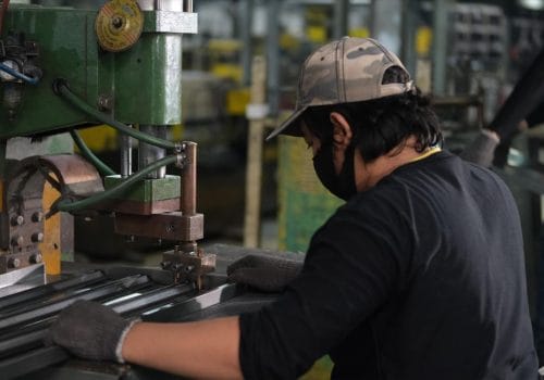 Teknologi Terkini dalam Industri Pabrik Rak Minimarket di Indonesia
